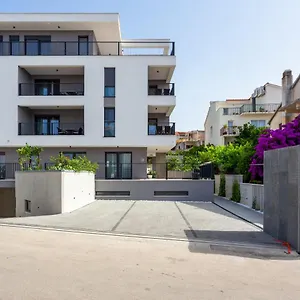 Mare's 2 Apartment